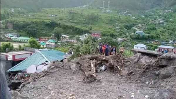Flash Floods: ముంచెత్తిన వరదలు.. మట్టిలో కూరుకుపోయిన గ్రామం.. పలువురు సజీవ సమాధి