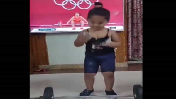 VIRAL VIDEO : చిన్నారి వెయిట్ లిఫ్టర్..! అచ్చం ఒలంపిక్ విన్నర్ మీరాబాయిని దించేసింది..
