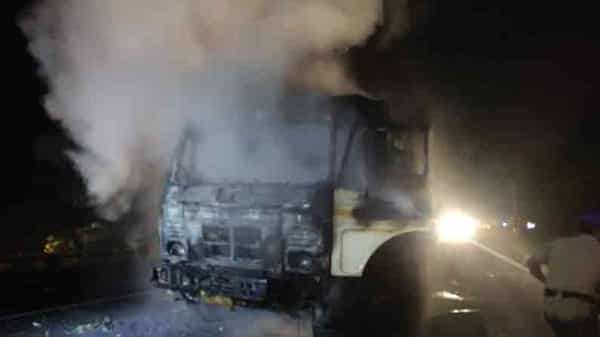 Fire Accident: రన్నింగ్లో ఉన్న లారీకి ఒక్కసారిగా అంటుకున్న మంటలు.. ఆ తరువాత చూస్తుండగానే..