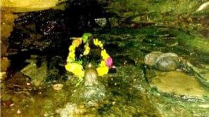 Mahadev Mandir: ఈ ఆలయంలో అన్నీ వింతలే.. ఇక్కడ లింగాన్ని తెల్లవారు జామునే విభీషణుడు పూజిస్తారట...