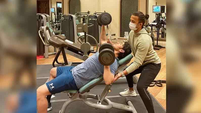 Mahesh Babu: అందంలోనే కాదు ఫిట్‌‌‌‌నెస్‌‌‌‌లోనూ సూపర్ స్టారే.. వైరల్ అవుతోన్న మహేష్ వర్కౌట్‌‌‌‌ ఫోటో.. - mahesh babu workout photo goes viral in social media