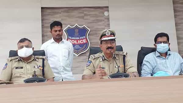 మావోయిస్టు నేత రావుల రంజిత్ లొంగుబాటు.. అందరూ లొంగిపోవాల్సిందేనన్న డీజీపీ మహేందర్ రెడ్డి