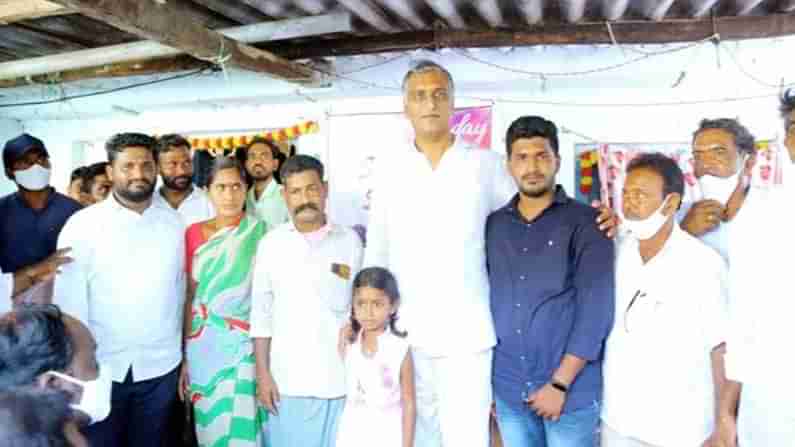 Minister Harish Rao: మంత్రి హరీష్ రావు రాకతో.. ఆ ఇంట, ఆ ఊరంతా ఆనందం విరిసింది...