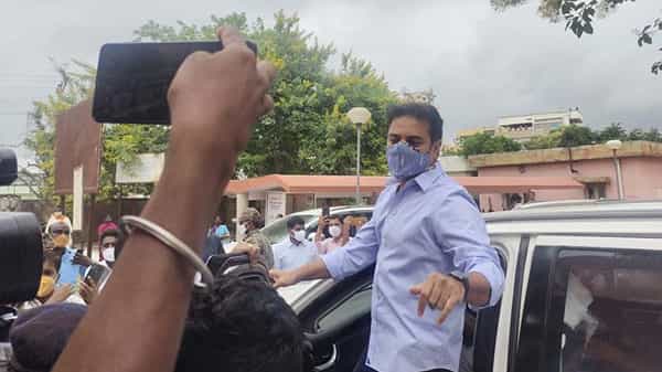 Telangana Ministers: నారాయణపేటలో మంత్రి కేటీఆర్ పర్యటన.. మంత్రి కాన్వాయ్ని అడ్డుకున్న ఏబీవీపీ కార్యకర్తలు..