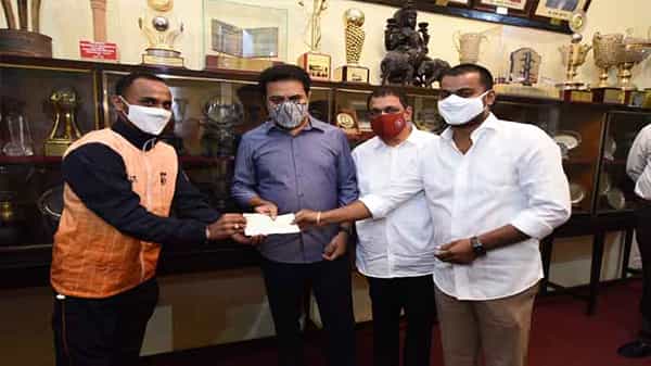 Minister KTR: మరోసారి ఔదార్యం చాటుకున్న మంత్రి కేటీఆర్.. గిరిజన క్రీడాకారుడుకి చేయూత..