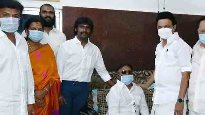 ముఖ్యమంత్రి స్టాలిన్ ఈ ఉదయం తమిళ నాయకుడు విజయ్ కాంత్ నివాసానికి వెళ్లి ఆయనను కలిశారు. అనారోగ్యం కారణంగా రాజకీయాల్లో చురుకుగా లేని విజయకాంత్ ఆరోగ్యం గురించి స్టాలిన్ ఈ రోజు వ్యక్తిగతంగా విచారించారు.