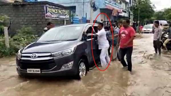 Hyderabad Rains: హైదరాబాద్లో కుండపోత వర్షం... పోటెత్తిన వరద.. వరదలో చిక్కుకున్న ఎమ్మెల్యే సుధీర్ రెడ్డి కారు