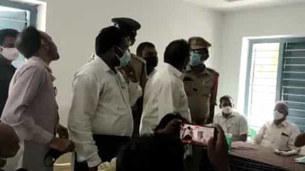 Andhra Pradesh: ఆంధ్రప్రదేశ్లో ఎమ్మెల్యే వర్సెస్ సర్పంచ్.. ఎమ్మెల్యే మాట్లాడుతుండగానే..