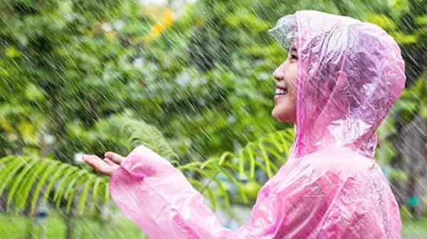 Monsoon Beauty Tips: వర్షంలో తడుస్తున్నారా ? అయితే ఈ చిన్న చిన్న చర్మ జాగ్రత్తలు ఫాలో అవ్వాలట.. నిపుణుల సలహాలు..