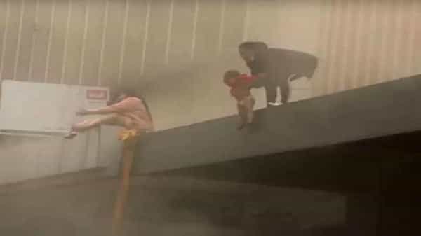 Viral Video: అగ్నిప్రమాదంలో చిక్కుకున్న తల్లి.. తన రెండేళ్ల చిన్నారిని కిటికీలోంచి విసిరేసింది.. షాకింగ్ వీడియో..
