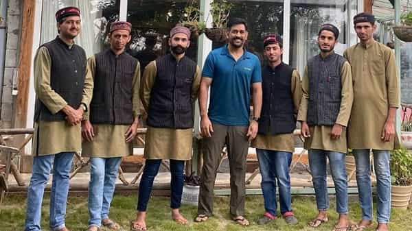 MS Dhoni: అభిమాని కోరిక నేరవేర్చిన మహేంద్ర సింగ్ ధోనీ..!