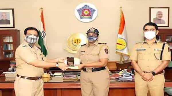 Mumbai Cop: మానవత్వం చాటుకున్న మహిళా కానిస్టేబుల్.. 50 మంది గిరిజన పేద విద్యార్థులను దత్తత తీసుకున్న రెహనా