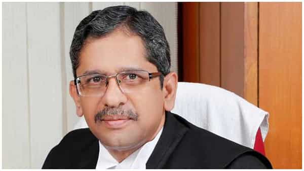 కేసుల నిర్ధారణలో సోషల్ మీడియా ట్రయల్స్ ప్రామాణికం కావు.. జడ్జీలకు సీజేఐ జస్టిస్ ఎన్ .వి. రమణ హితవు