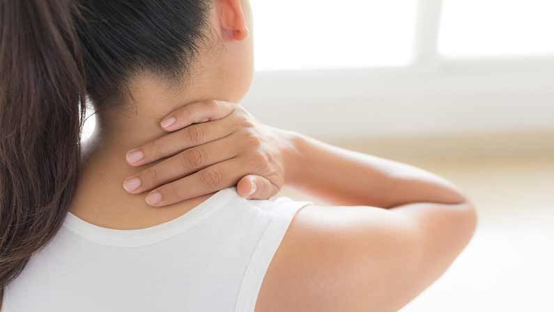 Neck Pain: మెడ నొప్పి తీవ్రంగా బాధిస్తుంటే ఇంట్లో ఉండే పదార్థాలతో ఇలా  చేయండి.. క్షణాల్లో ఉపశమనం..