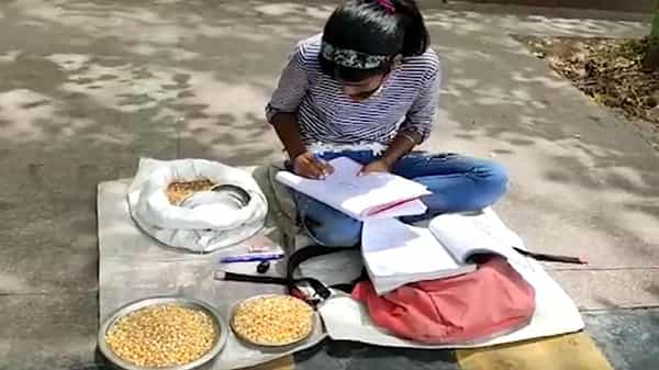 రోడ్డుపక్కన బాలిక చిరు వ్యాపారం.. అన్ని రోజులు ఇలా ఉండవు.. బాగా చదివి పోలీస్ అవుతానంటున్న చదువుల తల్లి