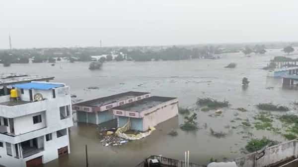 Telangana Rains : నిర్మల్ జిల్లా ఆటోనగర్ రెస్క్యూ ఆపరేషన్ సక్సెస్..! బైంసా యువత సాయంతో ప్రాణాలతో బయటపడ్డ 12 మంది పోలీసులు