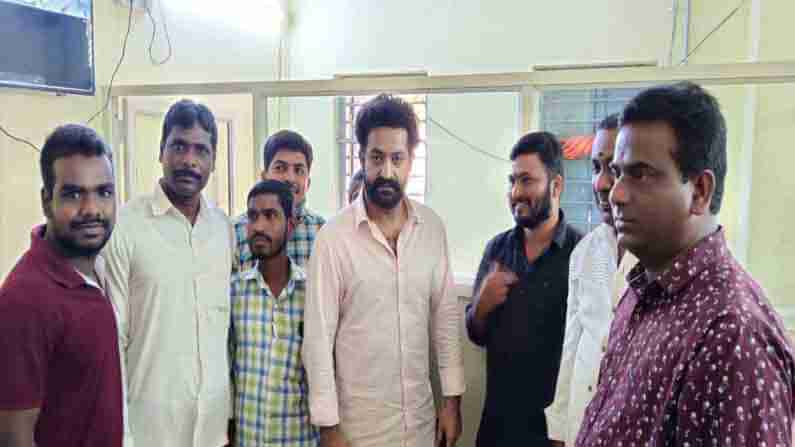 Jr.NTR: తహశీల్దార్ ఆఫీస్‏లో జూనియర్ ఎన్టీఆర్ సందడి.. రావడానికి పెద్ద కారణమే ఉందట..