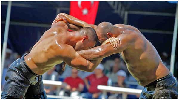 Oil Wrestling : మల్లయుద్ధంలో కాసింత తైలాన్ని జోడిస్తే ఆ మజానే వేరబ్బా...!