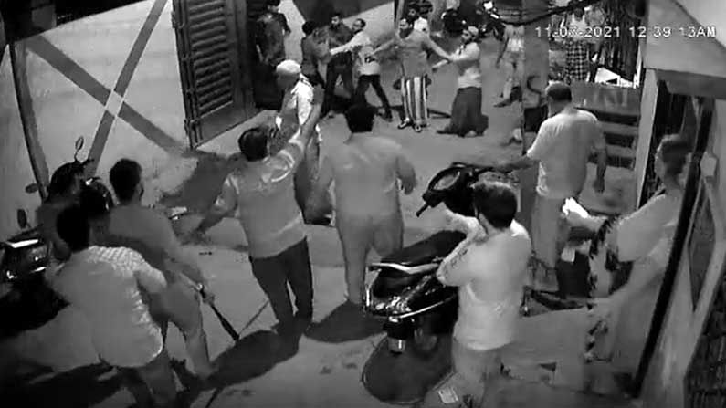 Oldcity Fight: పాతబస్తీలో అర్ధరాత్రి ఇంటి ముందు లొల్లి, 12 మందికి తీవ్ర గాయాలు.. సీసీటీవీలో మొత్తం సీన్