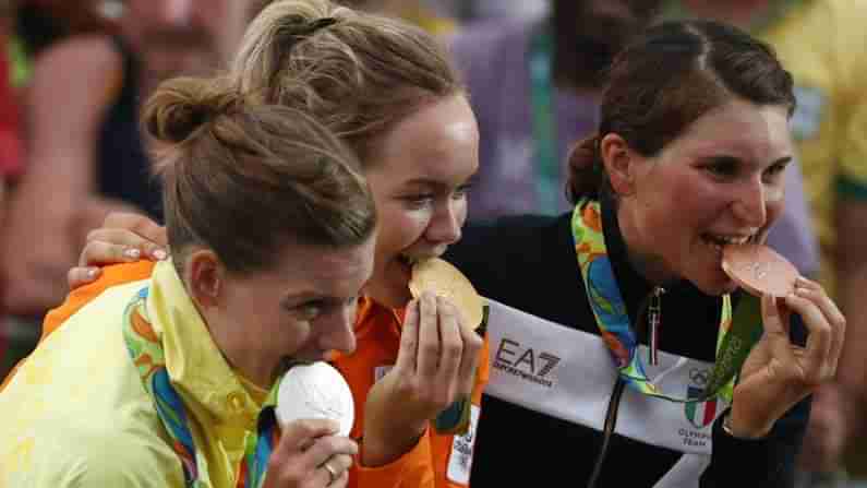 Olympics 2021: విజేతలూ మెడల్స్ కొరకవద్దు  అంటున్న ఒలంపిక్స్ నిర్వాహకులు.. అసలు అథ్లెట్స్ ఎందుకు కోరుకుతారో తెలుసా