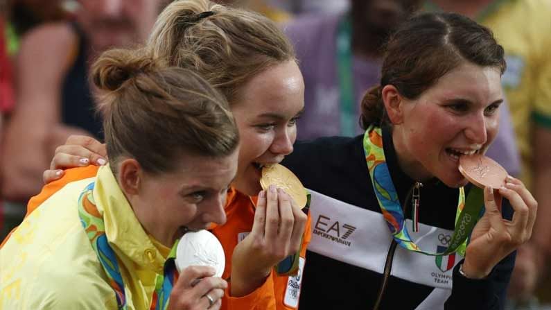 Olympics 2021: విజేతలూ మెడల్స్ కొరకవద్దు అంటున్న ఒలంపిక్స్ నిర్వాహకులు.. అసలు అథ్లెట్స్ ఎందుకు కోరుకుతారో తెలుసా