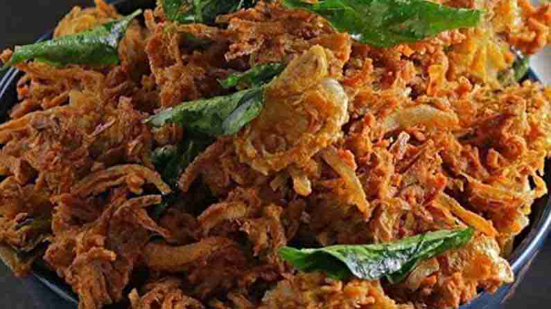 Onion Pakoda: చల్ల చల్లని వాతావరణంలో వేడి వేడి పకోడీ తినాలని ఉందా.. ఈజీగా టేస్టీగా ఇలా తయారు చేసుకోండి