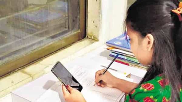 Online Classes: ఆన్ లైన్ క్లాసులతో విద్యార్థుల్లో ఆరోగ్య సమస్యలు.. వీటిని ఎలా నివారించవచ్చంటే..