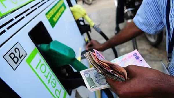 Petrol And Diesel Price: వాహనదారులకు ఊరట కలిగిస్తున్న పెట్రోల్, డీజిల్ ధరలు.. తాజా రేట్లు ఇలా ఉన్నాయి..!
