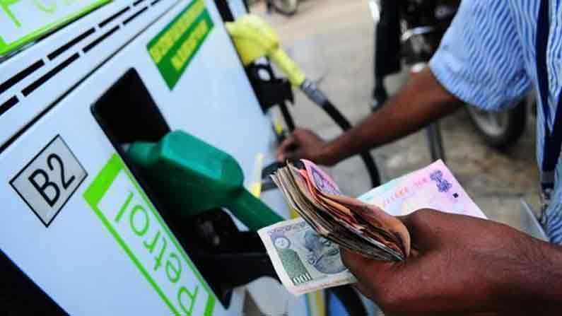 Petrol And Diesel Price: వాహనదారులకు ఊరట కలిగిస్తున్న పెట్రోల్‌, డీజిల్‌ ధరలు.. తాజా రేట్లు ఇలా ఉన్నాయి..!
