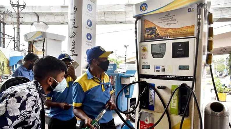 Petrol Diesel Price: వాహనదారులకు గుడ్‌న్యూస్.. దిగివస్తున్న పెట్రోల్, డీజిల్ ధరలు.. మీ నగరంలో మాత్రం..