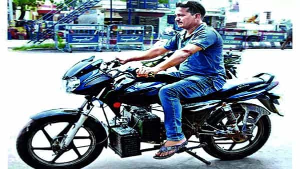 Jangaon Man: పెట్రోల్ ధర పైపైకి .. కేవలం రోజుకి రూ.10 ఖర్చుతో బైక్పై రయ్యిన తిరుగుతున్న తెలంగాణ వ్యక్తి.. ఎలా అంటే