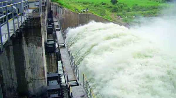 Rivers overflowing: తెలుగు రాష్ట్రాల్లో నదీ జలాల ఉరుకులు.. పరుగులు.. నిండుకుండలా ప్రాజెక్టులు