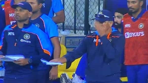IND Vs SL: మైదానంలోకి చిట్టీ పంపిన రాహుల్ ద్రవిడ్.. అందులో ఏముందంటూ నెటిజన్ల కామెంట్లు..!
