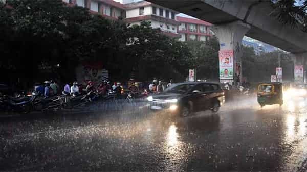 Heavy Rains: తెలంగాణలో కురిసిన భారీ వర్షాలు.. హైదరాబాద్లో లోతట్టు ప్రాంతాలు జలమయం.. 11న అల్పపీడనం