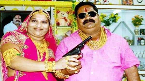 Viral News: గోల్డెన్ కపుల్.. ఒంటిపై మాత్రమే కాదు, ఆ దంపతుల చెప్పులకు, సెల్ఫోన్లకు కూడా బంగారమే