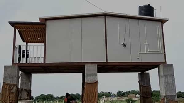 Ready Made House: ఆకట్టుకుంటున్న రెడీమేడ్ హౌస్.. అన్ని హంగులతో వ్యవసాయ క్షేత్రంలో నిర్మించిన రైతు