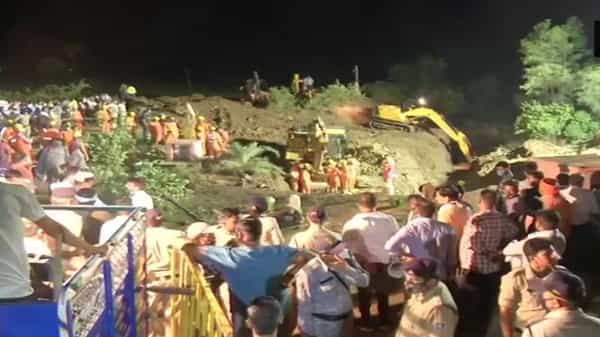Madhya Pradesh : మధ్యప్రదేశ్లో ఘోర ప్రమాదం.. బావిలో పడిన 8 ఏళ్ల చిన్నారిని కాపాడబోయి 40 మంది బావిలో పడిపోయారు..