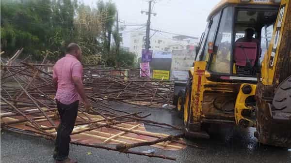 Revanth : ప్రమాణ స్వీకారోత్సవ వేళ ఏర్పాటు చేసిన రేవంత్ రెడ్డి భారీ హోర్డింగ్ కుప్పకూలింది.. ఇద్దరికి గాయాలు