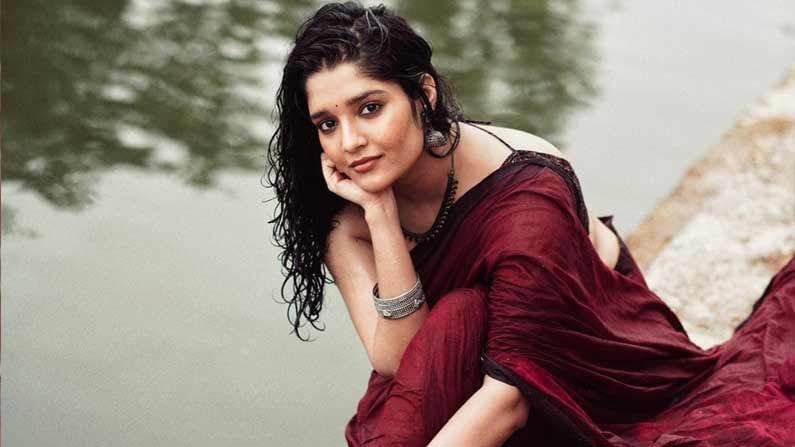 Ritika Singh:  కాలుజారి నీళ్లలో పడిపోయిన హీరోయిన్.. ఫన్నీ వీడియో షేర్ చేసిన రితిక సింగ్..