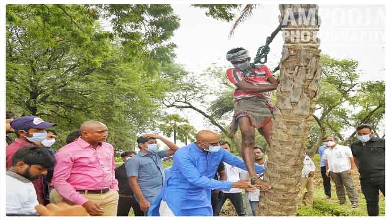 మాజీ ఐపీఎస్‌ అధికారి ఆర్‌ఎస్‌ ప్రవీణ్‌ కుమార్‌ మంచిర్యాల జిల్లాలోని ఓ గ్రామంలో ఈత చెట్టు ఎక్కారు. చెట్లెక్కి వాళ్ల శరీరాలు గాయాలతో మొద్దుబారాయని చెప్పారు. తాను రెండు నిమిషాలు చెట్టుపై నిలబడలేకపోయానని తెలిపారు.