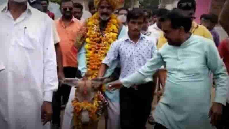 VIRAL VIDEO : ఆ గ్రామంలో గాడిదపై ఊరేగిన సర్పంచ్.. డ్యాన్స్లు, ఈలలతో గోళ చేసిన గ్రామస్థులు.. ఎందుకో తెలుసా..