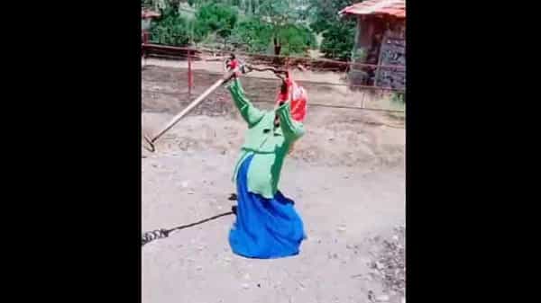 Viral Video: అమ్మో బొమ్మ.. సడెన్గా చూస్తే గుండె ఆగిపోవడం ఖాయం.. ఇదేం క్రియేటీవీటీ రా బాబూ..!