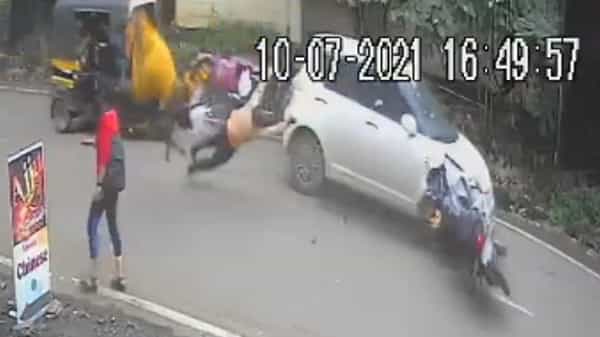 VIRAL VIDEO : డేంజర్ యాక్సిడెంట్..! గాల్లో పల్టీలు కొట్టిన భార్యా భర్తలు.. సోషల్ మీడియాలో వైరల్ అవుతున్న వీడియో..