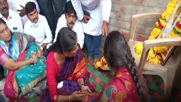 Sharmila deeksha: ఖమ్మం జిల్లాలో వైఎస్ఆర్టీపీ ‘నిరుద్యోగ నిరాహార దీక్ష’.. నాగేశ్వరరావు కుటుంబ కష్టాలు విని కన్నీరు పెట్టుకున్న షర్మిల