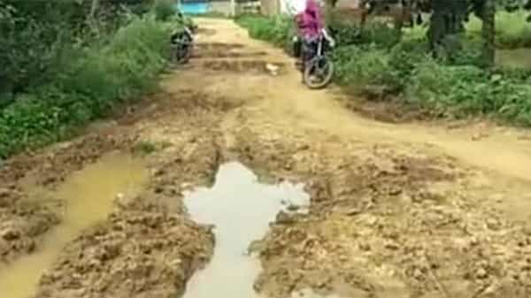 Road Stolen: రాత్రికి రాత్రే కిలోమీటర్ రోడ్డు మాయమైంది.. వెతికి పెట్టండి.. పోలీస్ స్టేషన్ మెట్లెక్కిన గ్రామస్థులు..