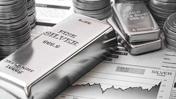 Silver Price Today: బంగారం బాటలోనే వెండి.. సిల్వర్ ధరల్లోనూ నో ఛేంజ్. సోమవారం హైదరాబాద్లో కిలో వెండి ధర ఇలా ఉంది.
