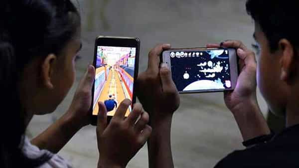 Smart Phone usage: తల్లిదండ్రులకు షాకింగ్ న్యూస్.. స్మార్ట్ఫోన్తో మీ పిల్లలు ఏం చేస్తున్నారో తెలుసా?
