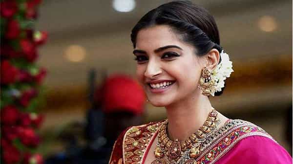 Sonam Kapoor: బాలీవుడ్ వివాహ బంధాలపై సోనమ్ కపూర్ షాకింగ్ కామెంట్స్.. అందుకే ఇండస్ట్రీ వ్యక్తిని పెళ్లి చేసుకోలేదంటూ..