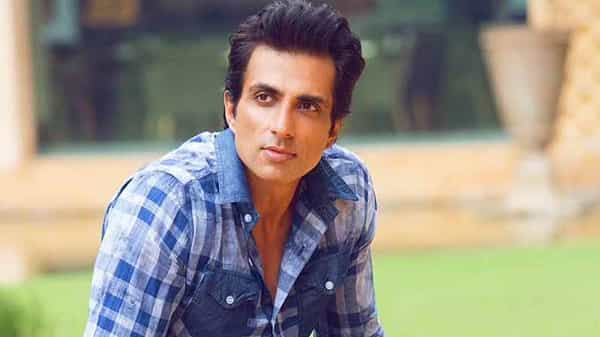 Sonu Sood : బన్నీ కోసం బరిలోకి దిగనున్న సోనూసూద్.. పుష్పలో నటించనున్న జులాయి విలన్.?