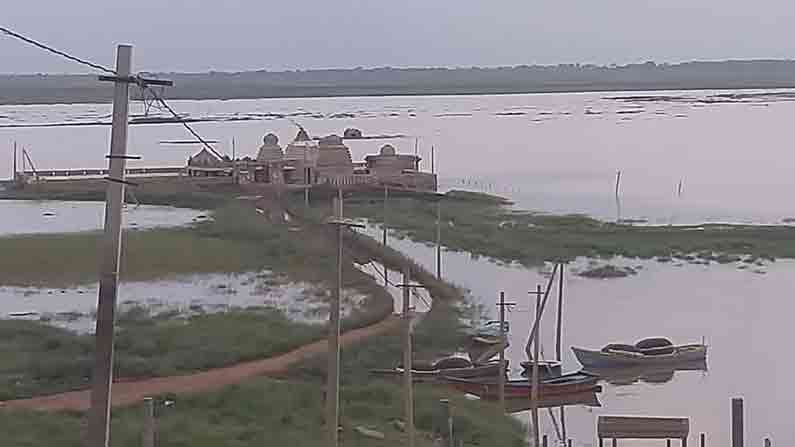 Srisailam Reservoir: శ్రీశైలం రిజర్వాయర్కు పోటెత్తిన వరద.. సంగమేశ్వరాలయంను చుట్టుముట్టిన కృష్ణమ్మ..